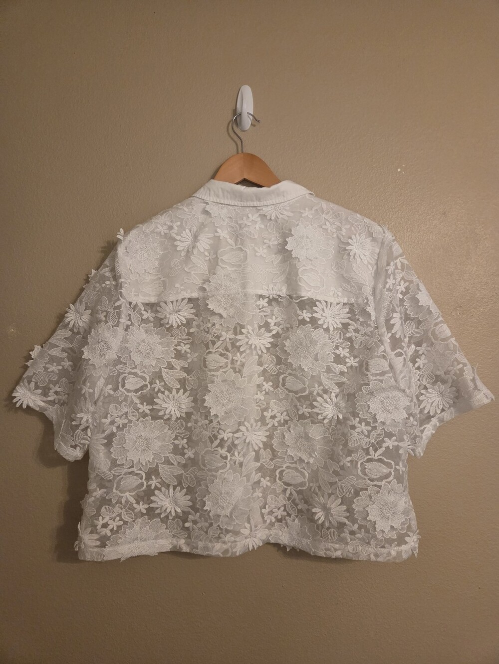 CHICO'S White Lacey 3-D Floral Applique Sheer Button Down Cropped Blouse Size XL - Picture 5 of 13